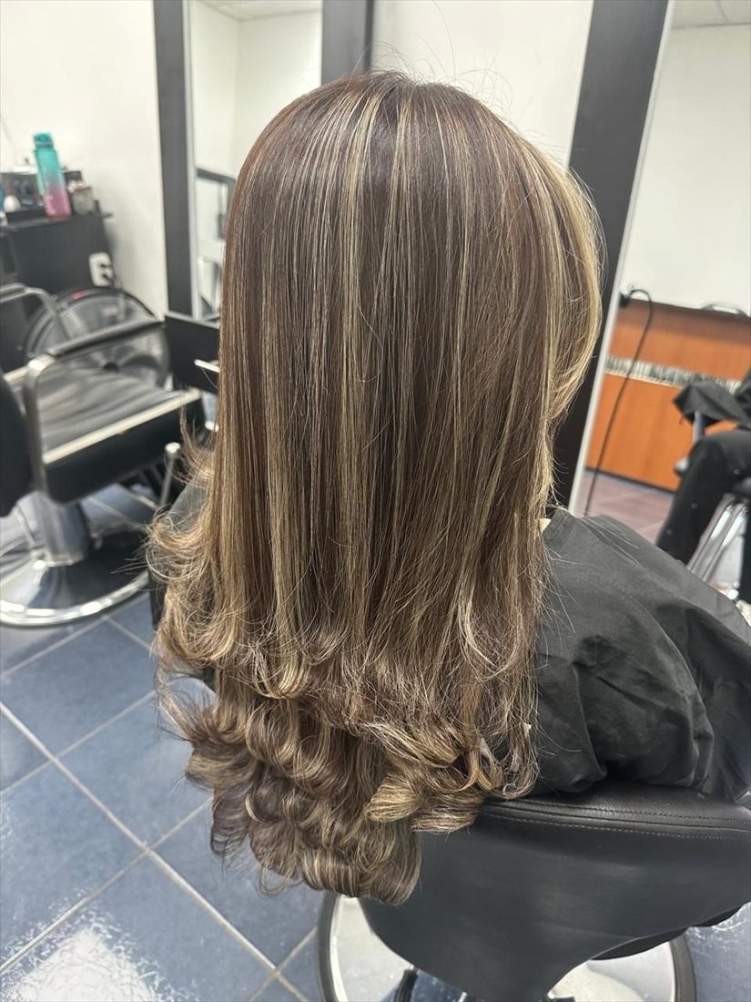 Balayage con iluminaciones y ondas en Liora Beauty Salon