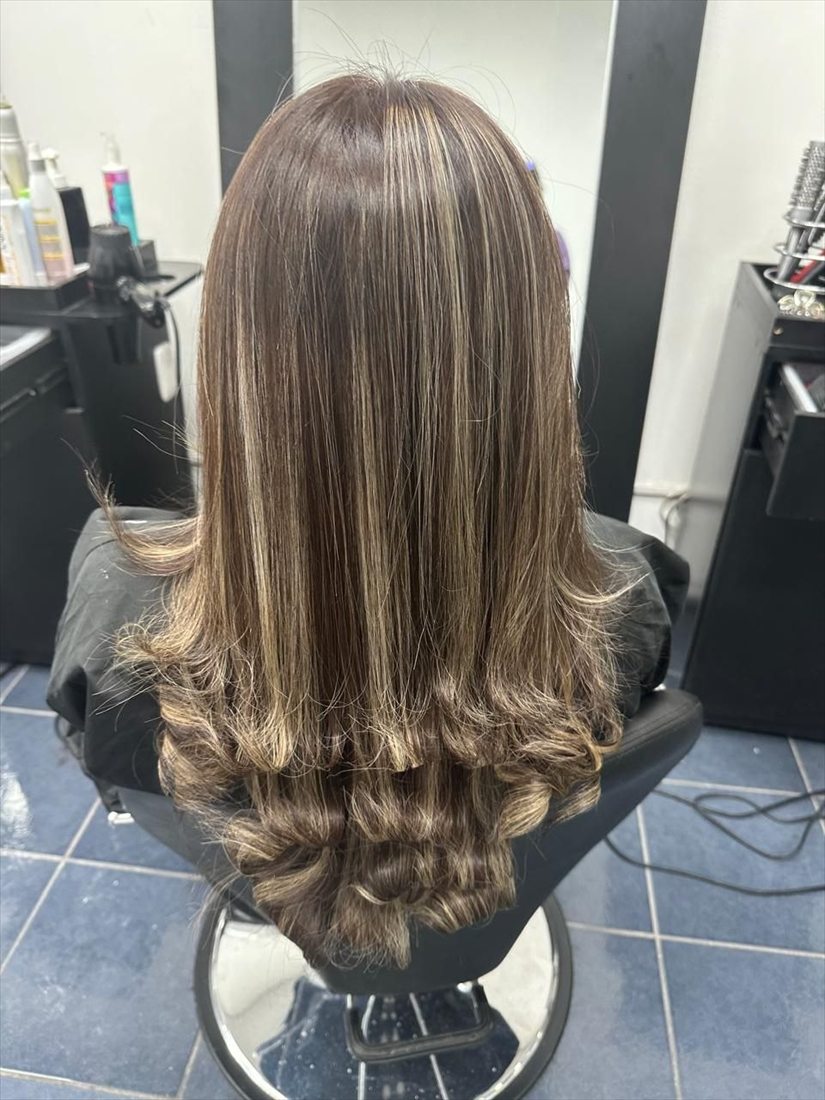 Color con reflejos y puntas onduladas en Liora Beauty Salon
