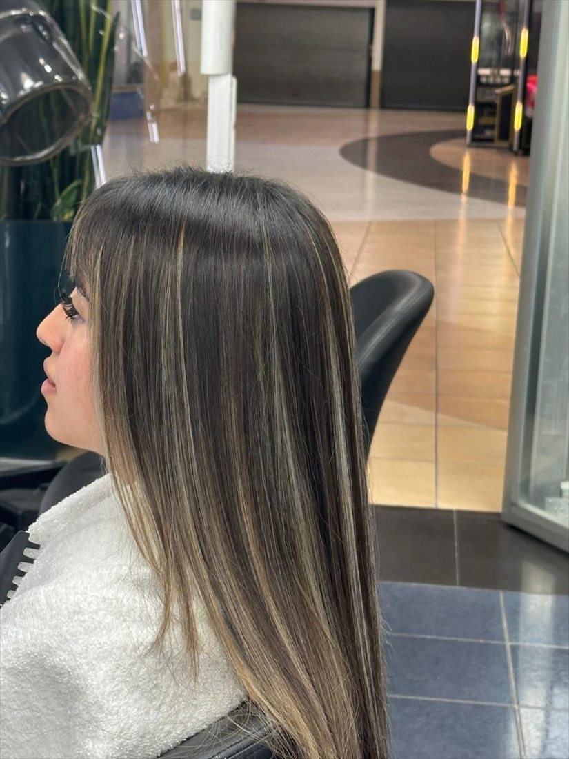 Balayage liso con reflejos en Liora Beauty Salon