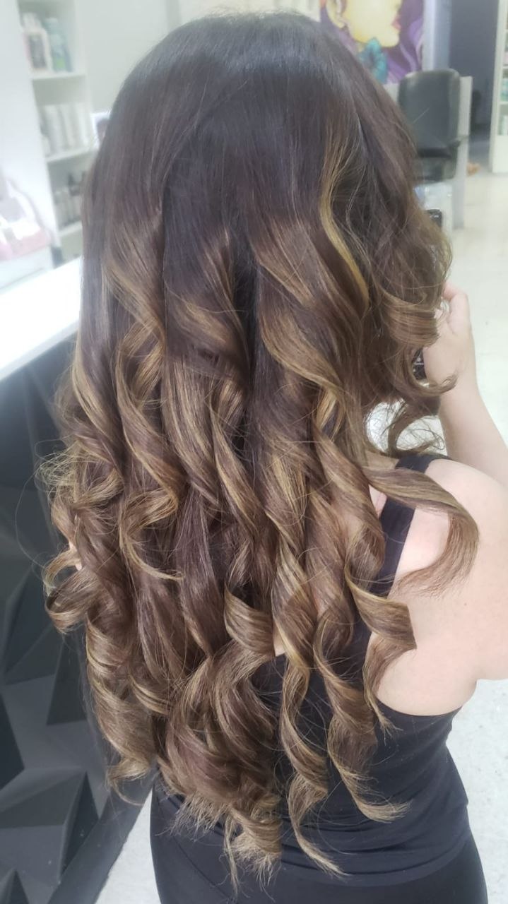Diseño de uñas acrílicas en Liora Beauty Salon