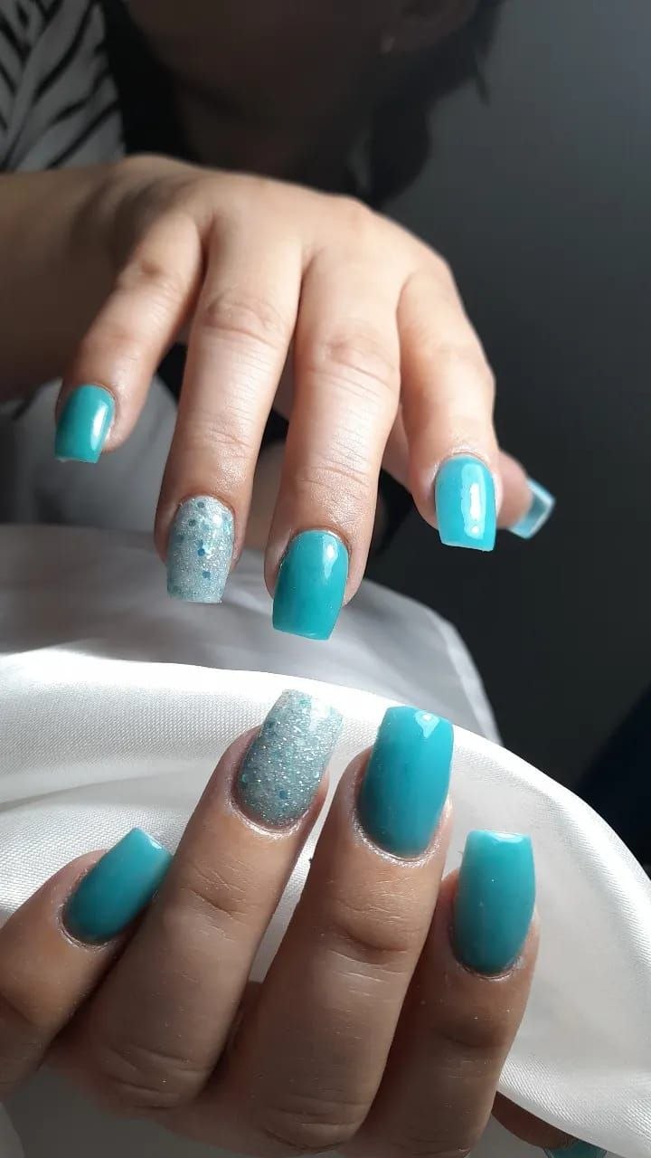Manicure con glitter en Liora Beauty Salon
