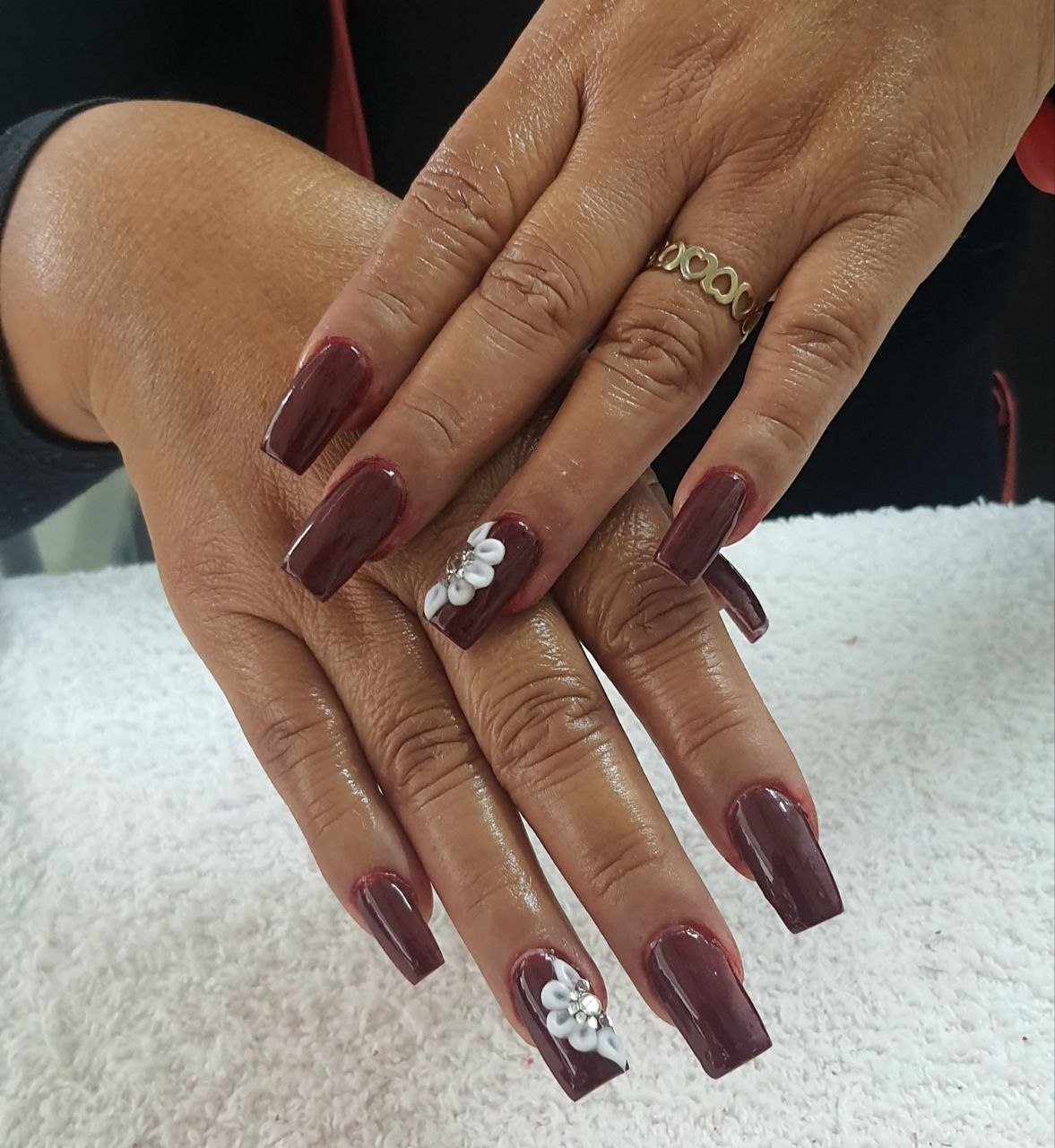 Nail art con flores en Liora Beauty Salon