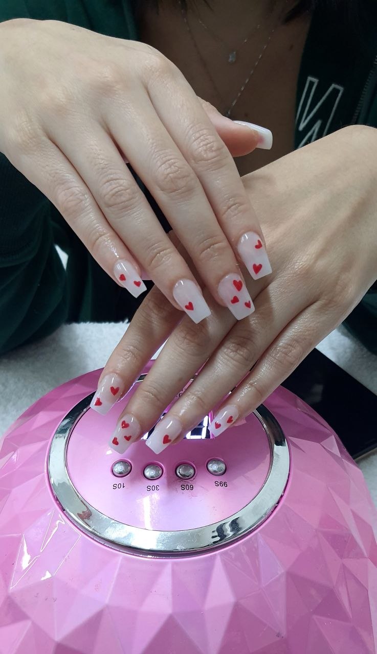 Manicure con diseño de corazones en Liora Beauty Salon